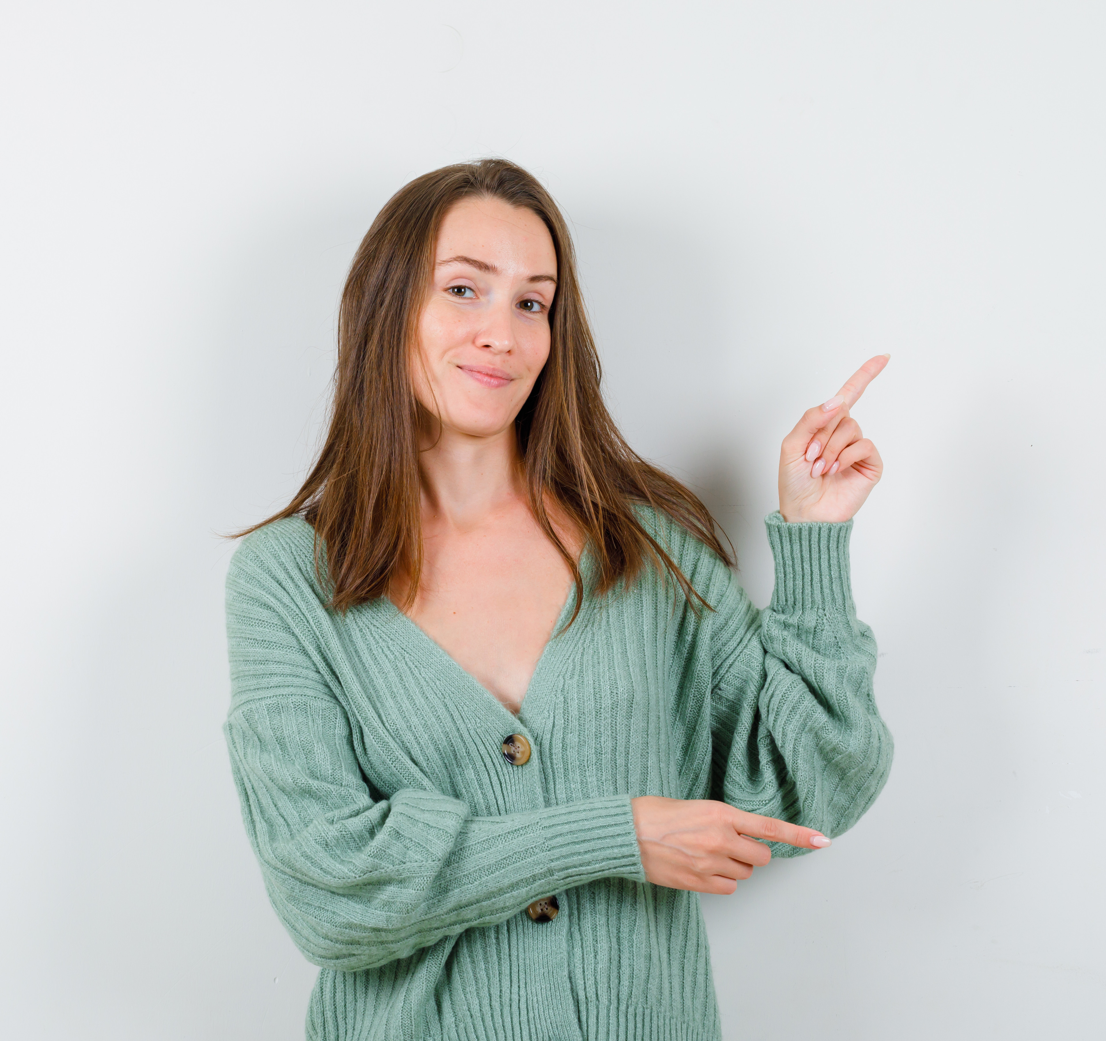 Junge Frau zeigt nach rechts